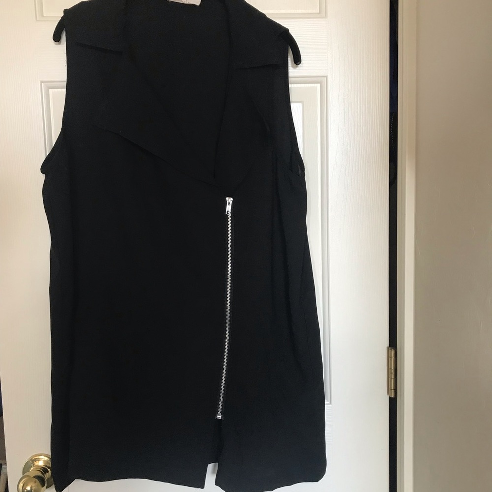 Elodie Sleeveless zippered Top